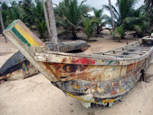 Verfallene Boote am Strand von Winneba