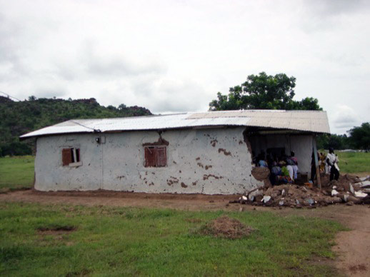Eingestürzte Kirche von Gbeogo, in der allerdings immernoch der Gottesdienst abgehalten wird