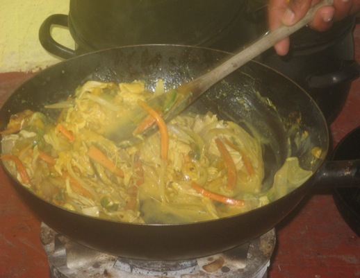 Pfanne mit Hühnchen-Spinat-Curry