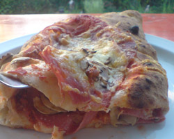 Lecker Pizza Calzone